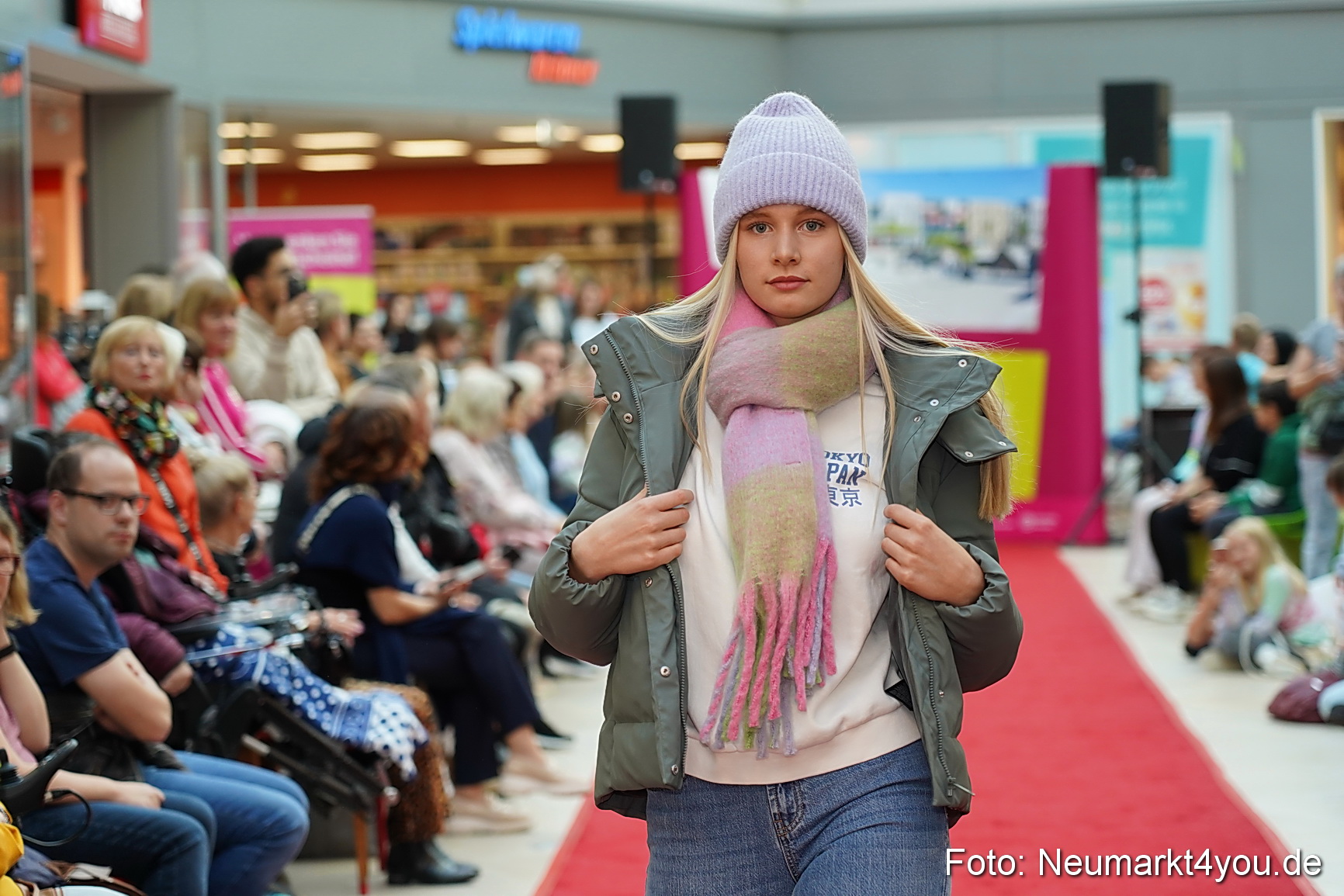 Herbstmodenschau NeuerMarkt 2024 0039