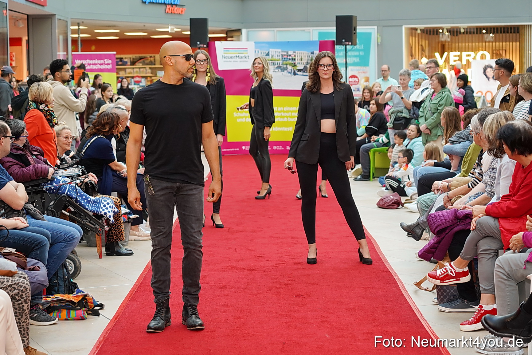Herbstmodenschau NeuerMarkt 2024 0044