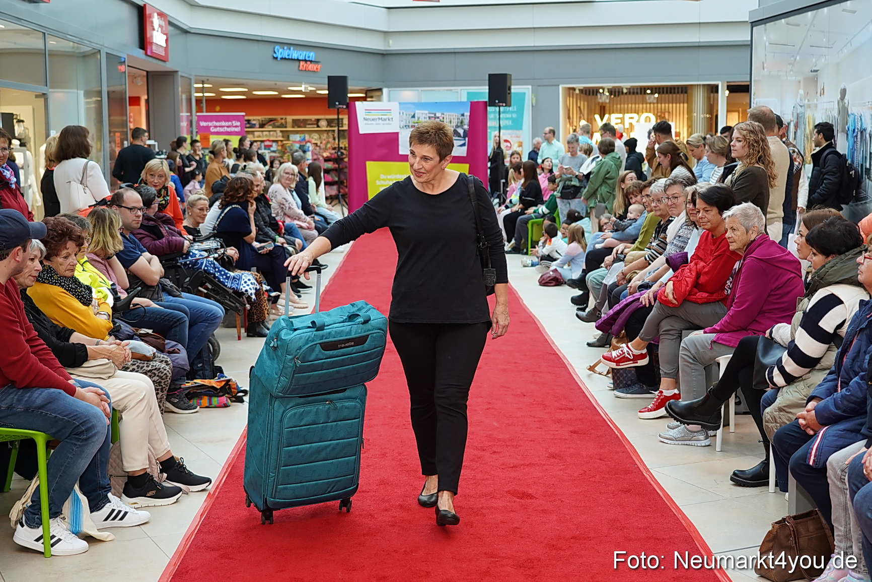 Herbstmodenschau NeuerMarkt 2024 0053