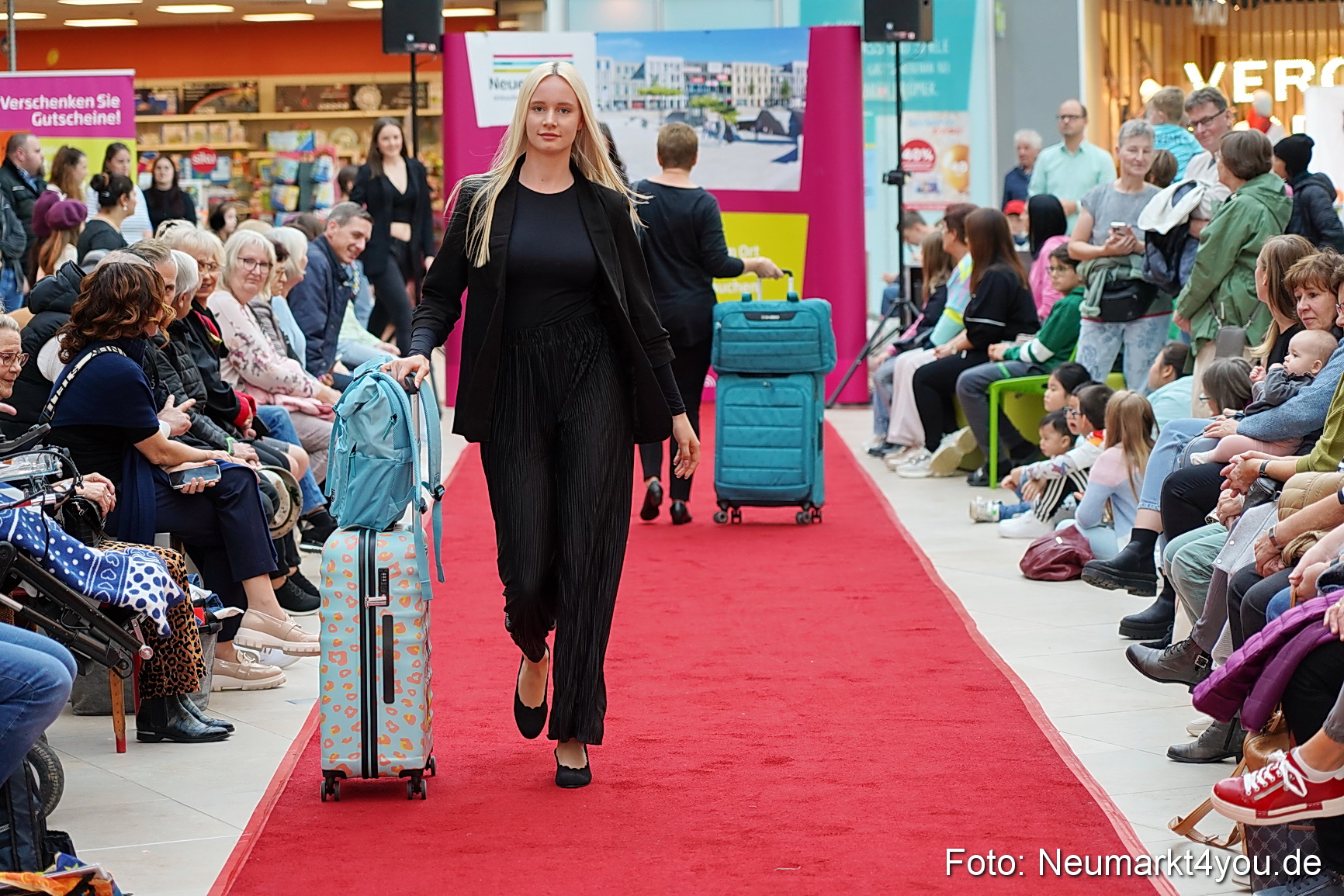 Herbstmodenschau NeuerMarkt 2024 0054