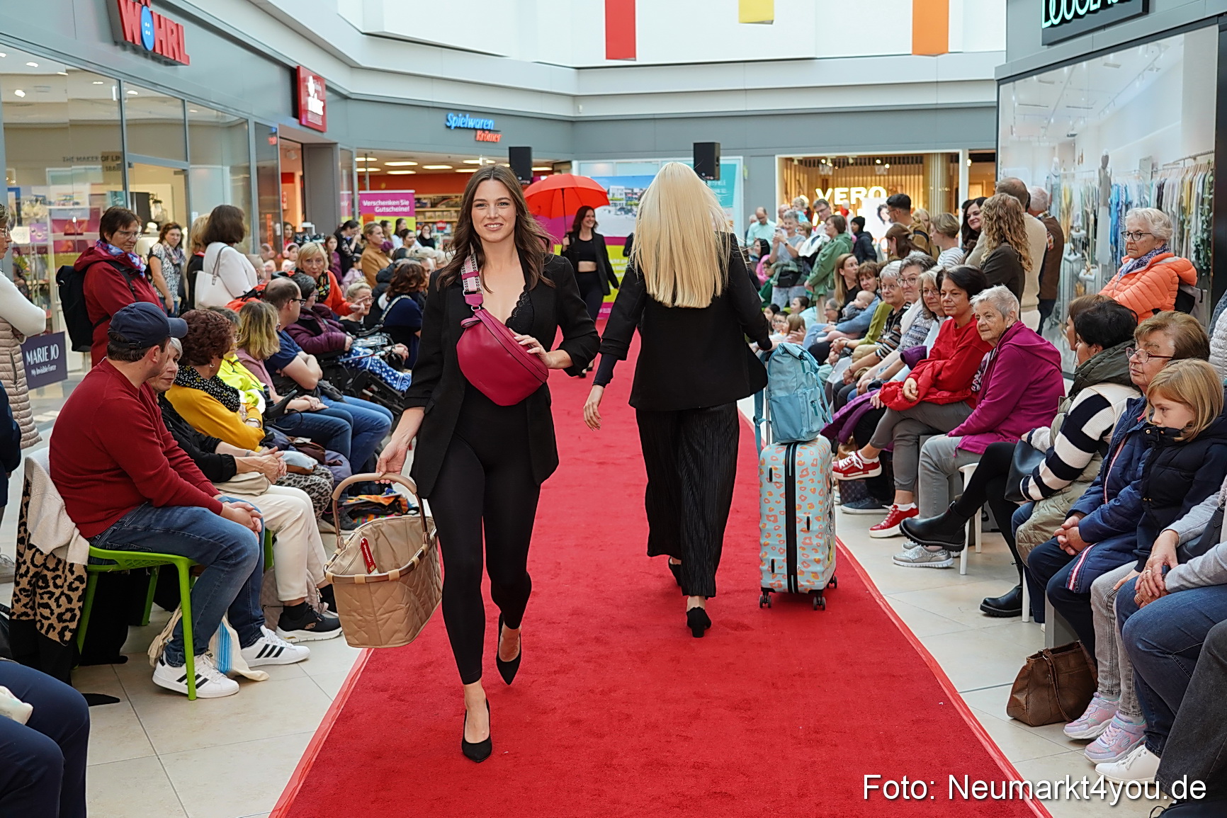 Herbstmodenschau NeuerMarkt 2024 0055