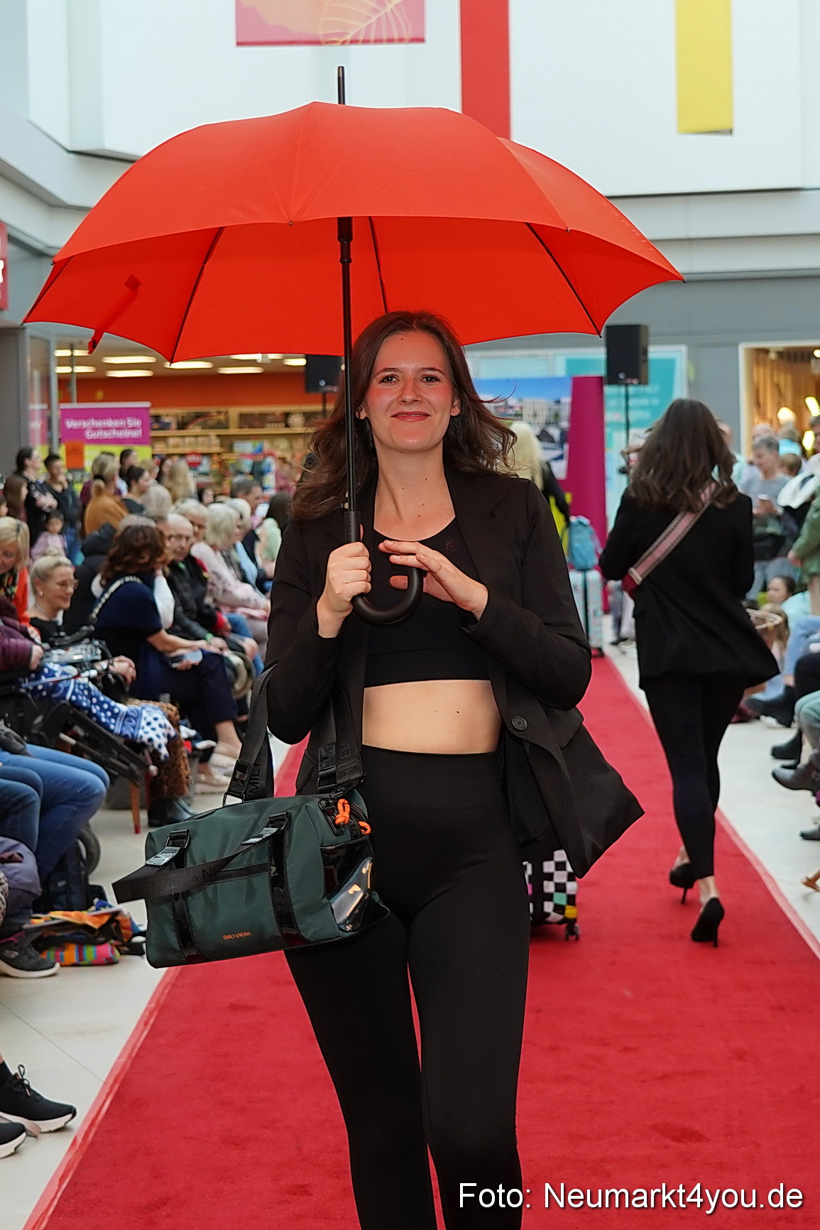 Herbstmodenschau NeuerMarkt 2024 0056