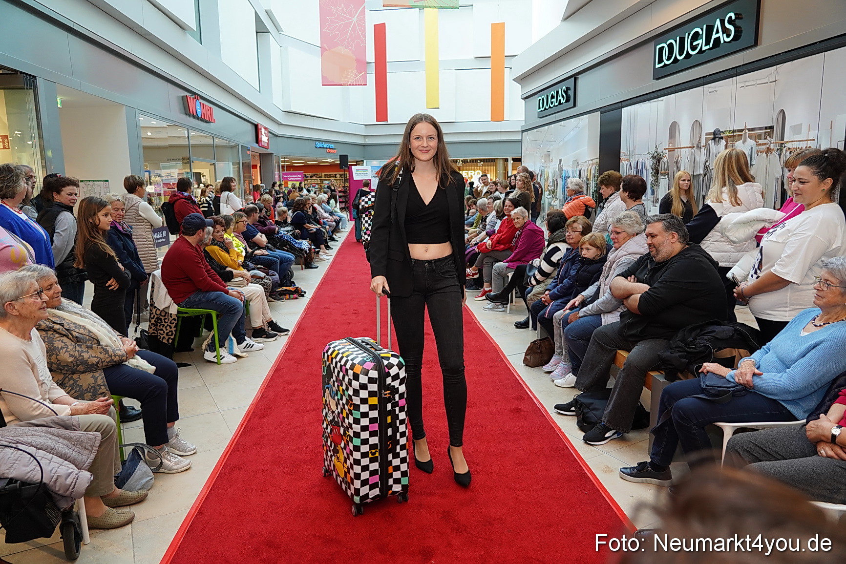 Herbstmodenschau NeuerMarkt 2024 0057