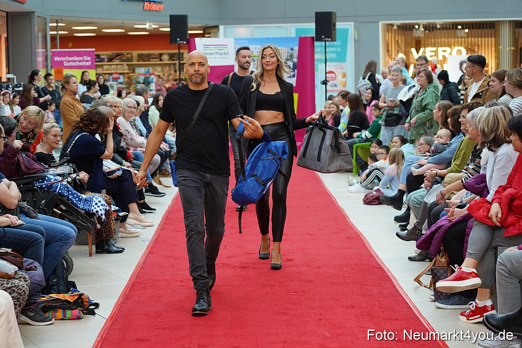 Herbstmodenschau NeuerMarkt 2024 0058