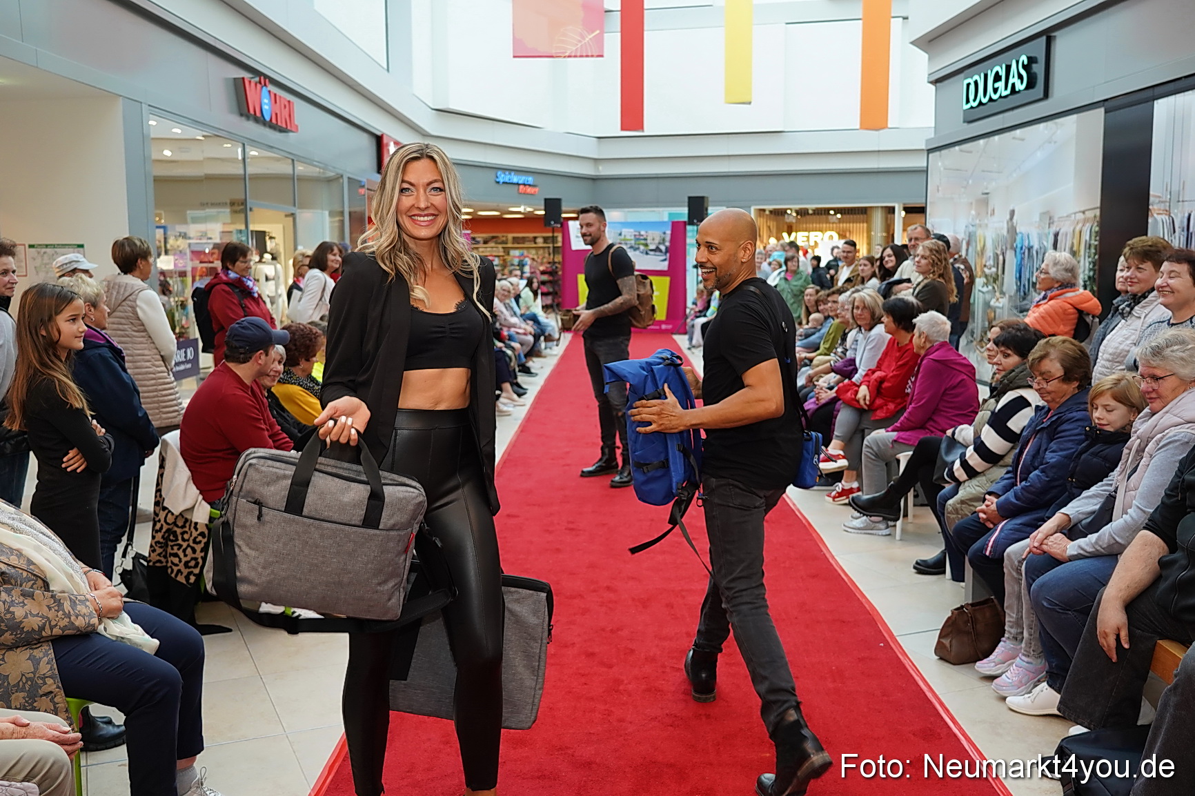 Herbstmodenschau NeuerMarkt 2024 0060