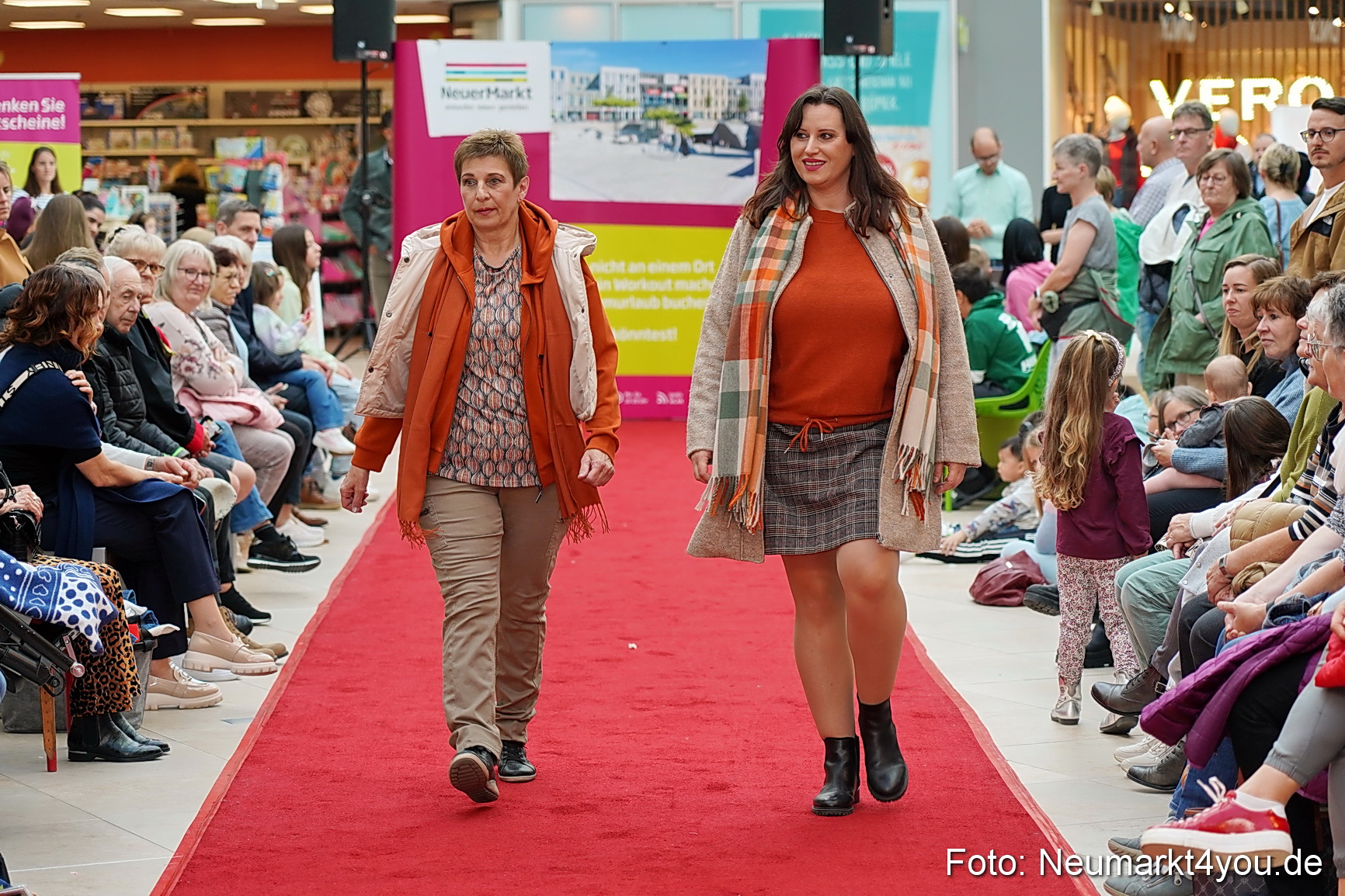 Herbstmodenschau NeuerMarkt 2024 0063