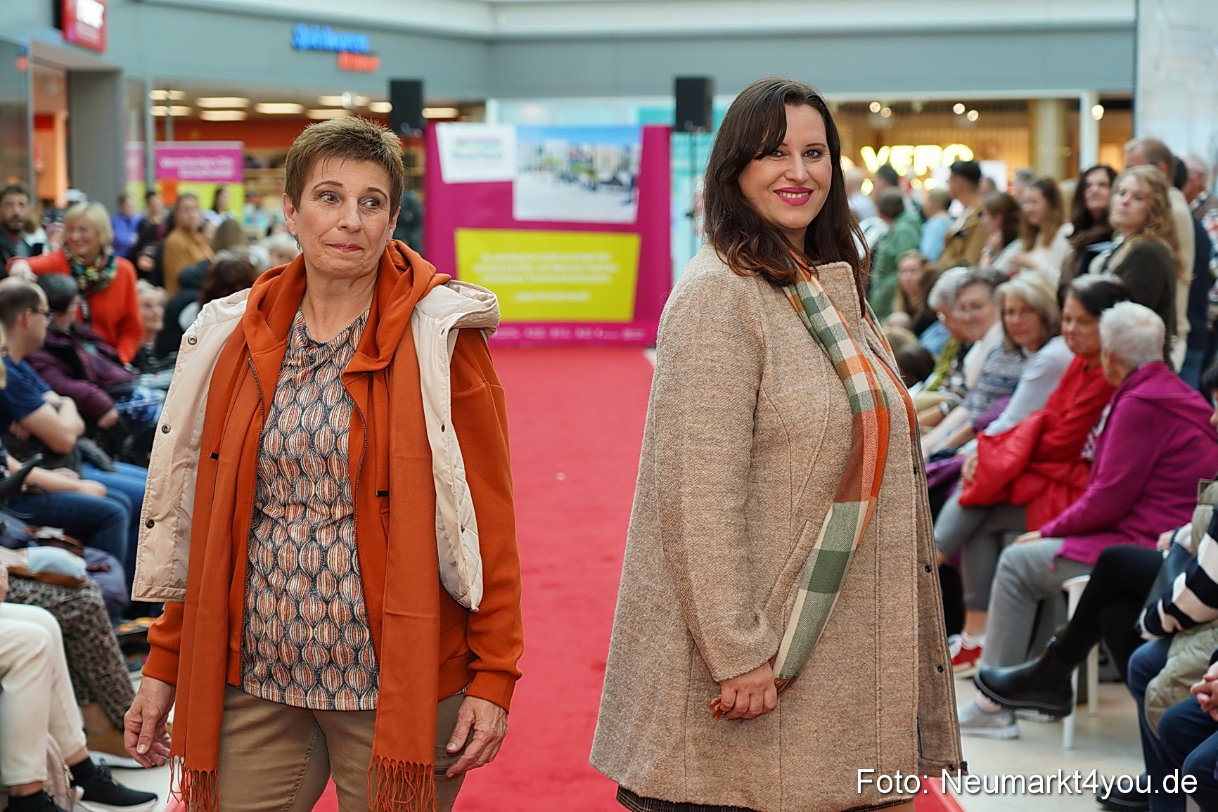 Herbstmodenschau NeuerMarkt 2024 0064