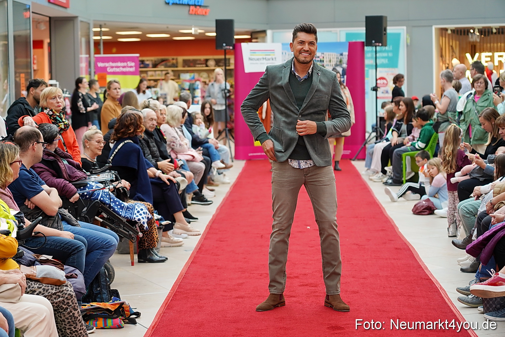 Herbstmodenschau NeuerMarkt 2024 0065