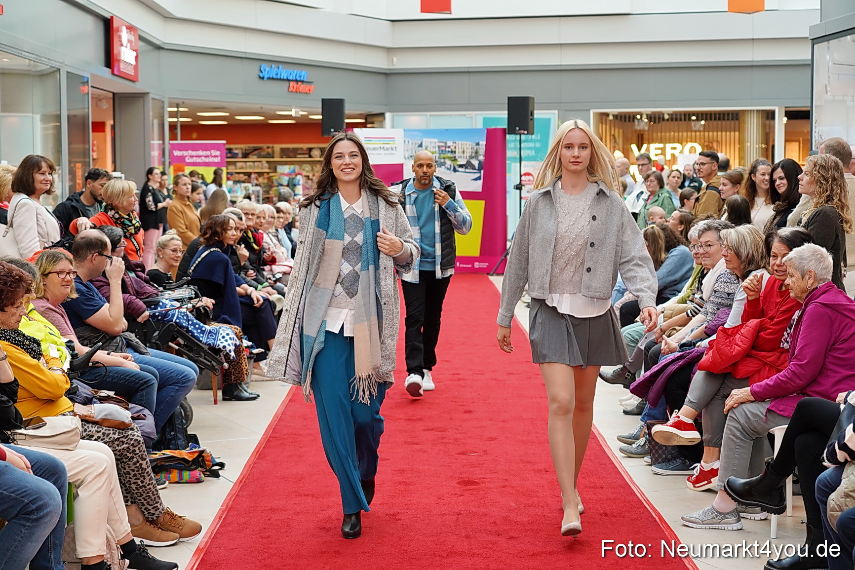 Herbstmodenschau NeuerMarkt 2024 0067