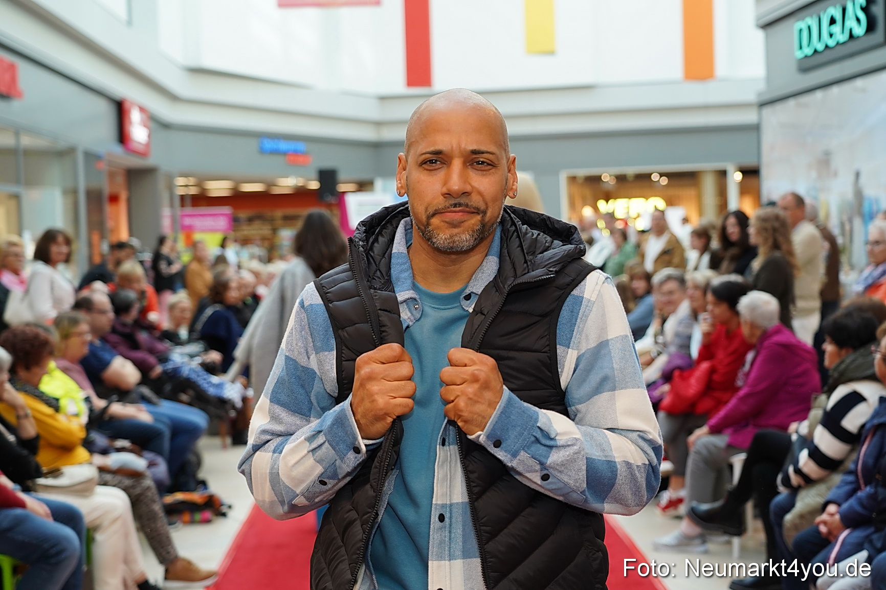 Herbstmodenschau NeuerMarkt 2024 0068