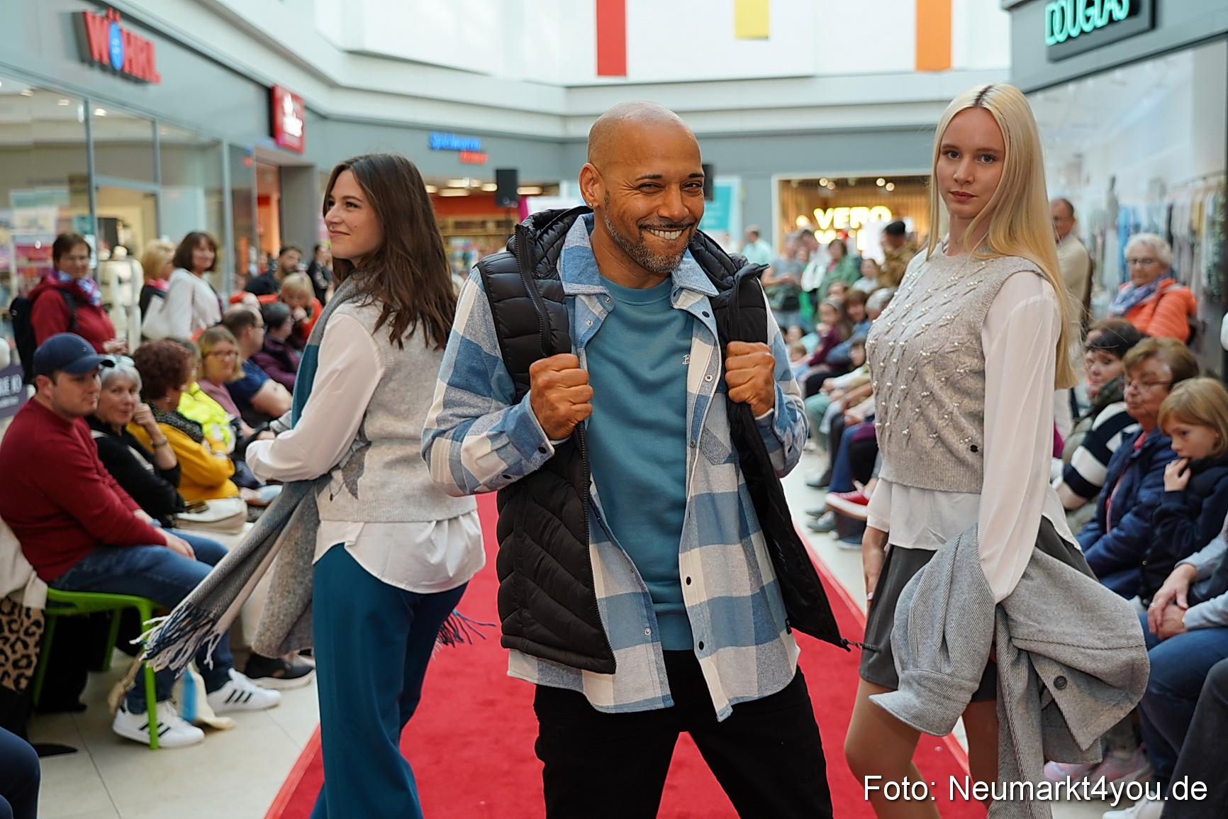 Herbstmodenschau NeuerMarkt 2024 0070