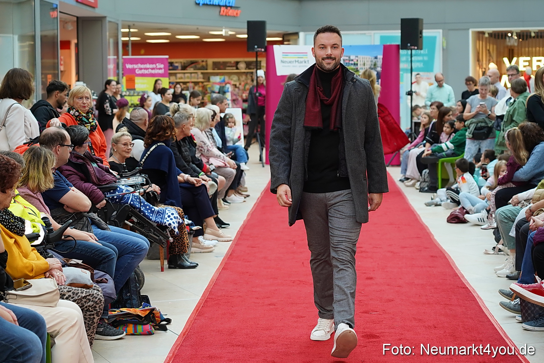 Herbstmodenschau NeuerMarkt 2024 0072