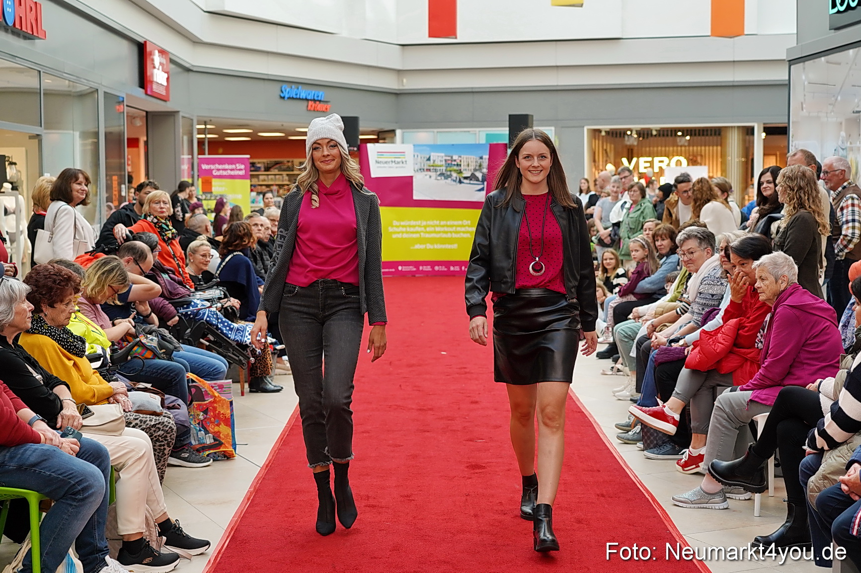 Herbstmodenschau NeuerMarkt 2024 0074