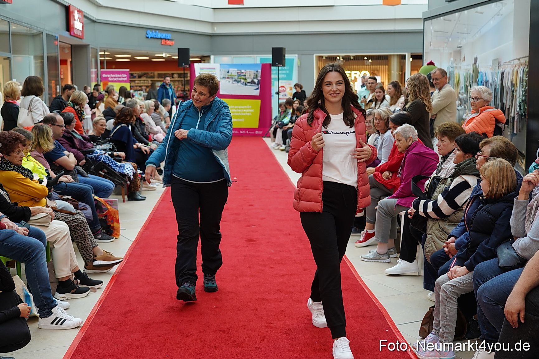 Herbstmodenschau NeuerMarkt 2024 0077