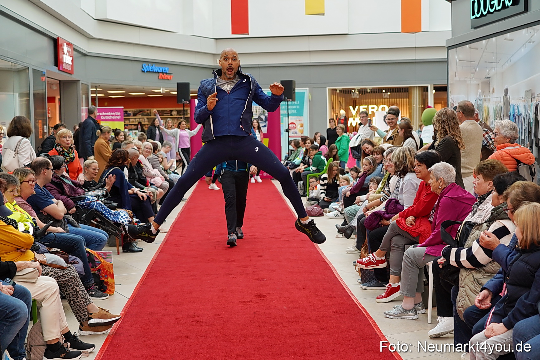 Herbstmodenschau NeuerMarkt 2024 0078