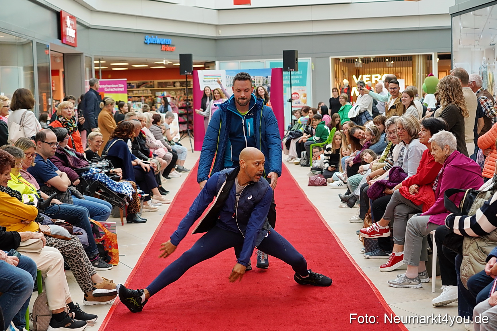 Herbstmodenschau NeuerMarkt 2024 0079