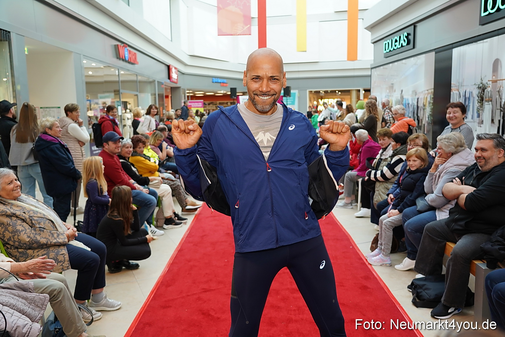 Herbstmodenschau NeuerMarkt 2024 0080