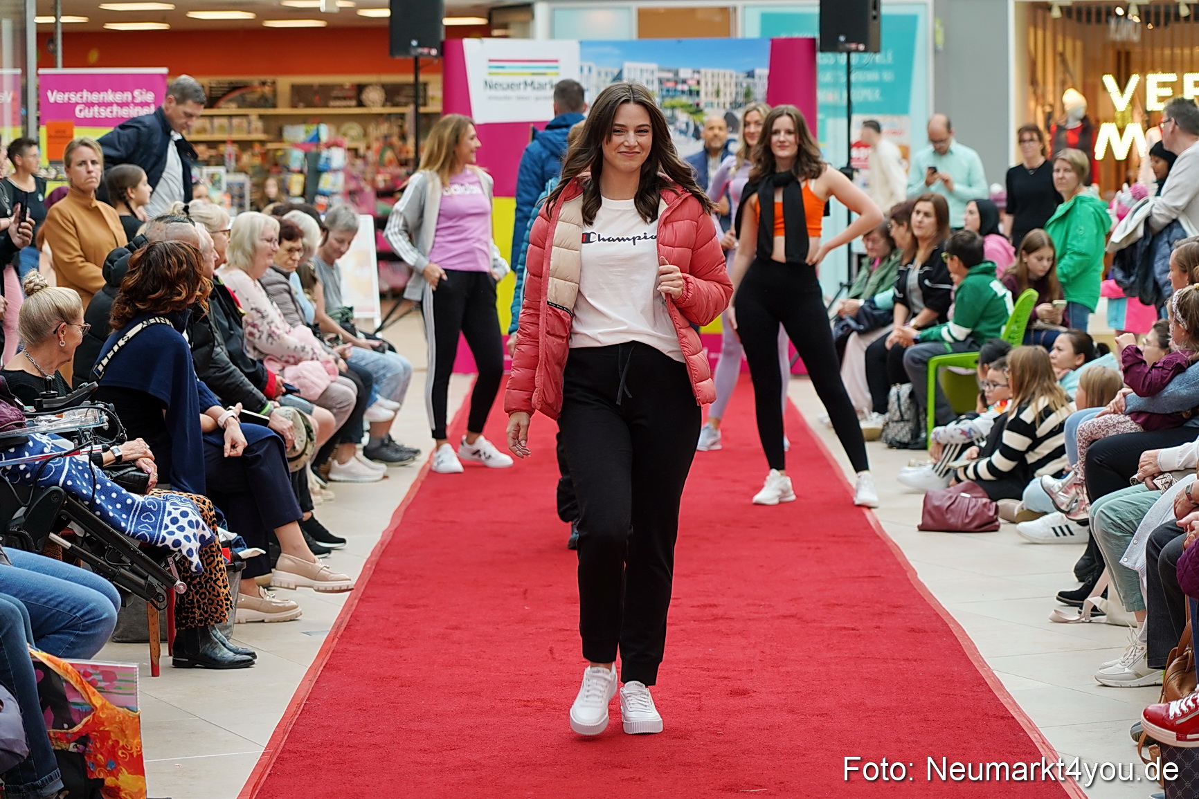 Herbstmodenschau NeuerMarkt 2024 0081