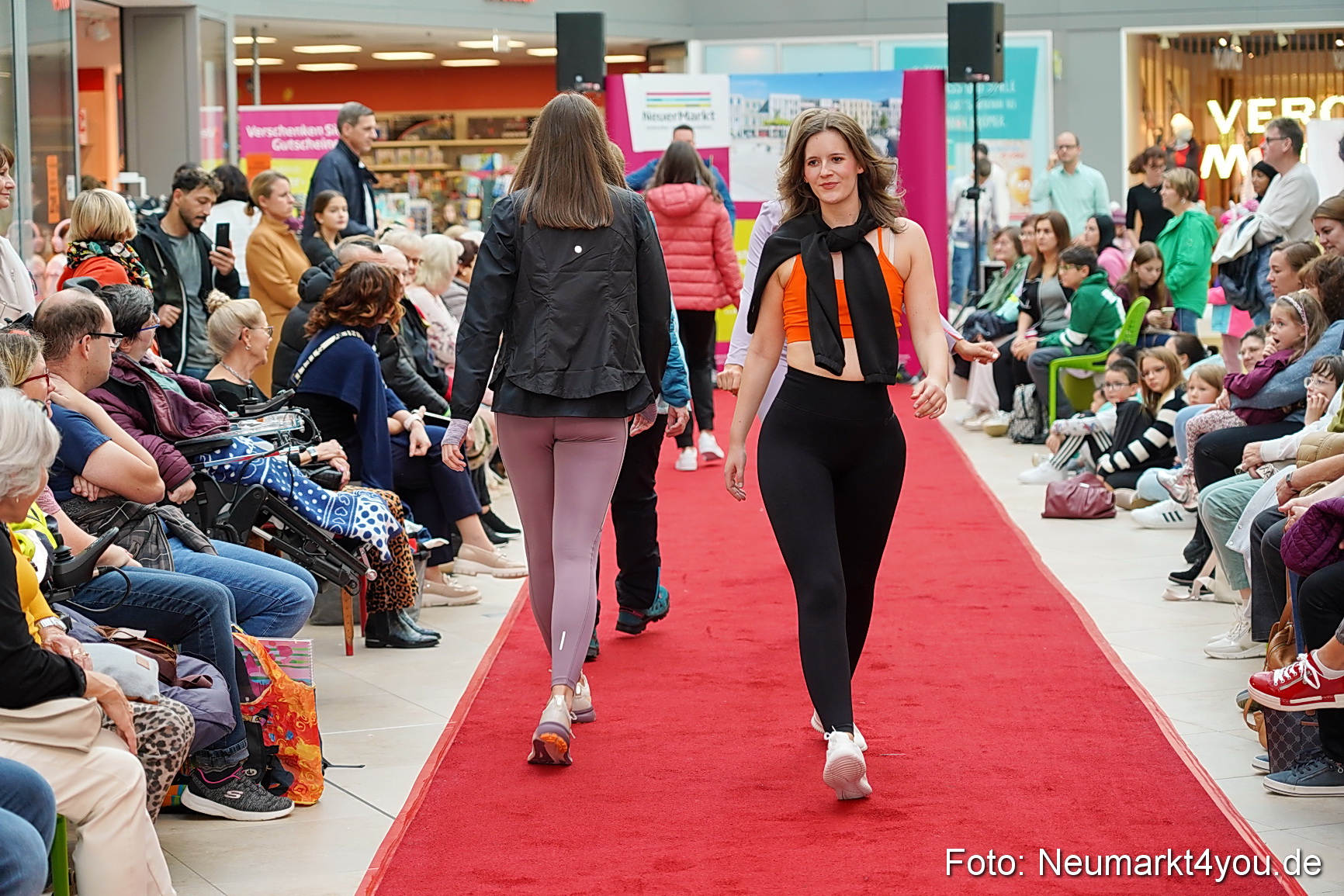 Herbstmodenschau NeuerMarkt 2024 0082