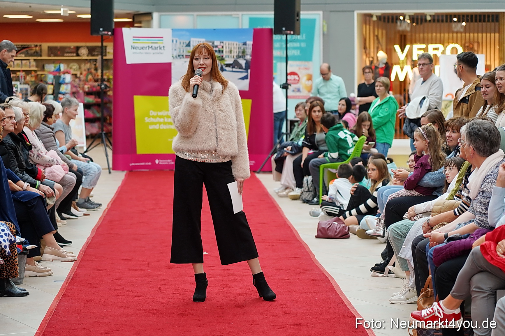 Herbstmodenschau NeuerMarkt 2024 0087