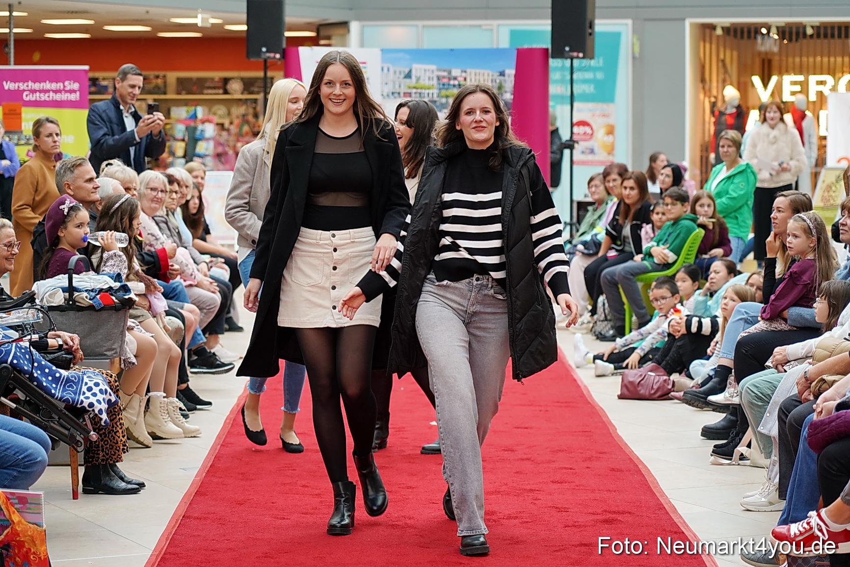 Herbstmodenschau NeuerMarkt 2024 0089