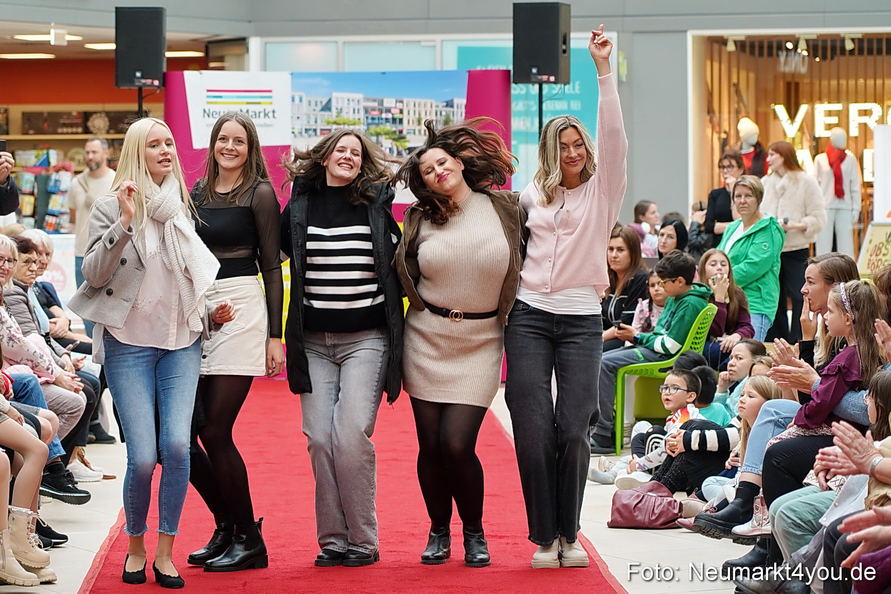 Herbstmodenschau NeuerMarkt 2024 0092