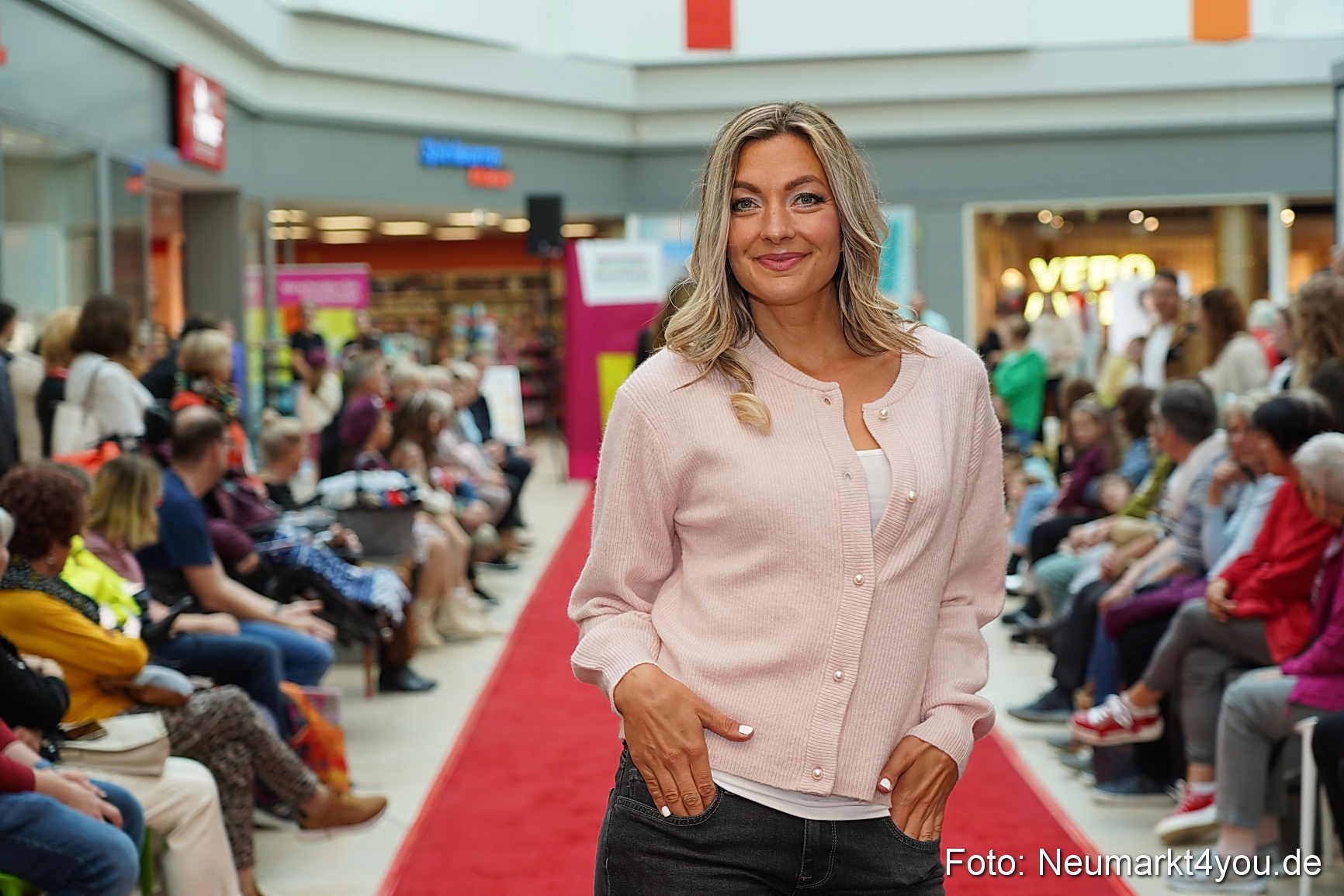 Herbstmodenschau NeuerMarkt 2024 0095