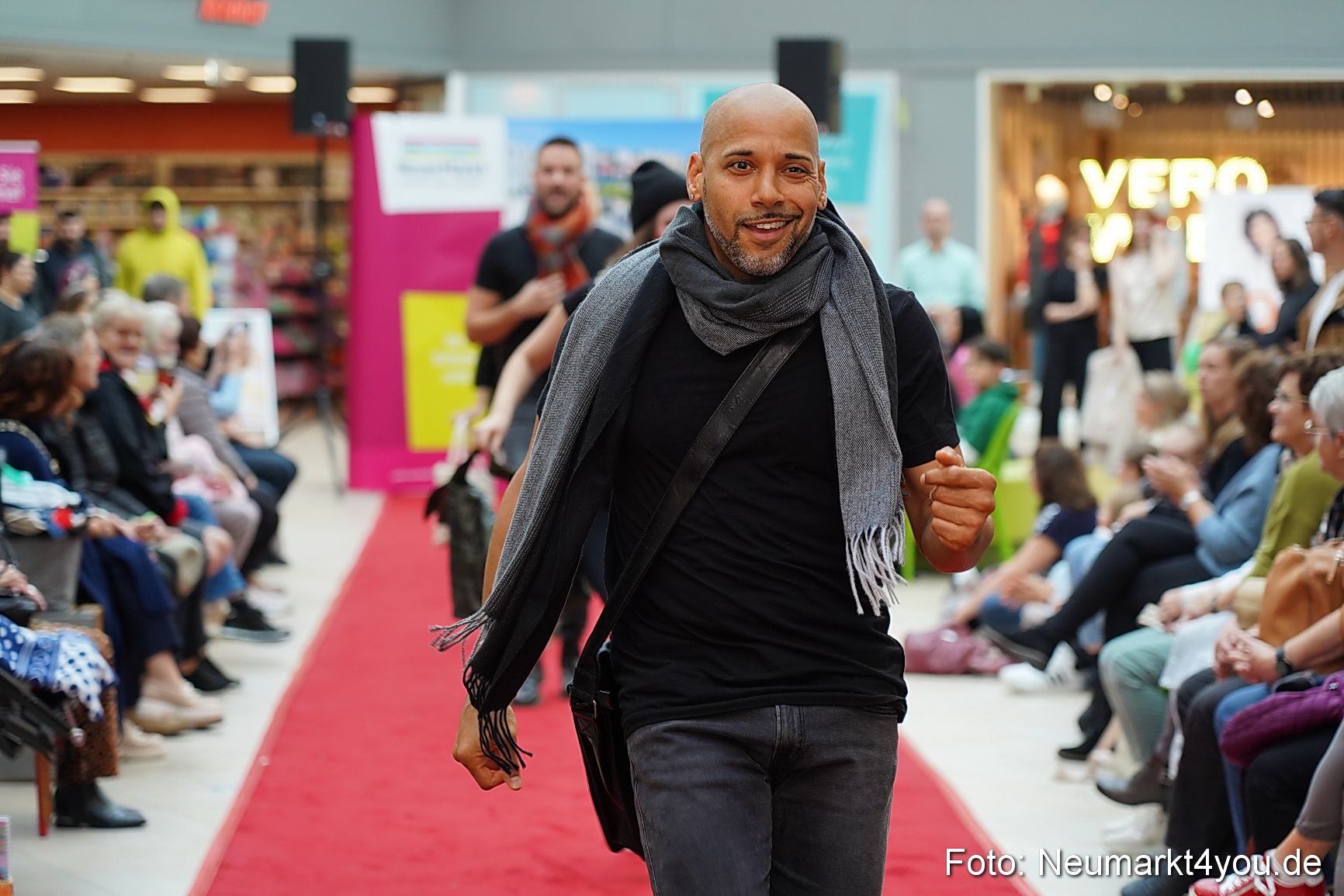 Herbstmodenschau NeuerMarkt 2024 0096