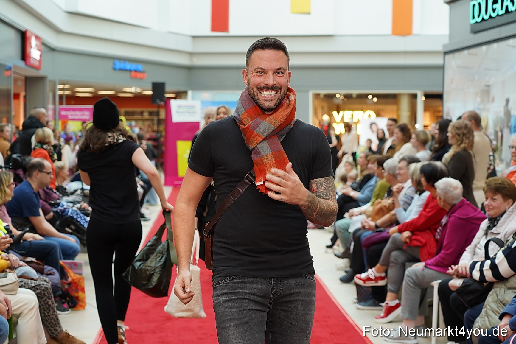 Herbstmodenschau NeuerMarkt 2024 0097