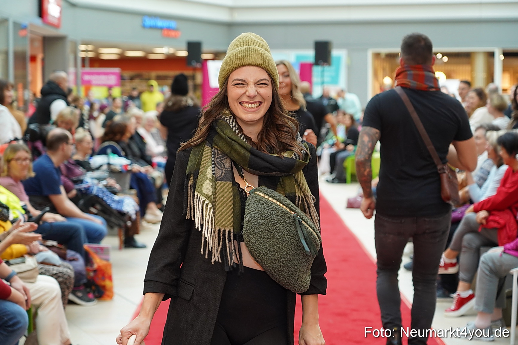 Herbstmodenschau NeuerMarkt 2024 0098