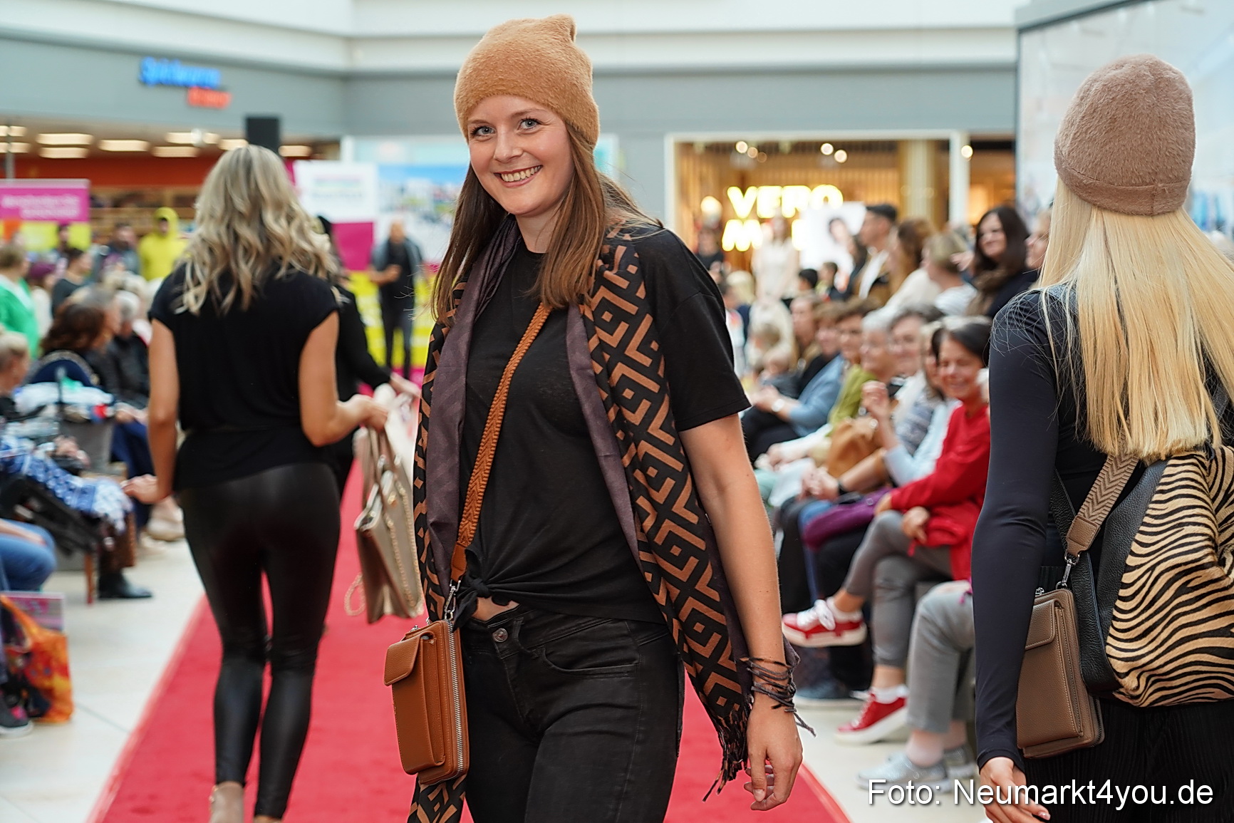 Herbstmodenschau NeuerMarkt 2024 0100