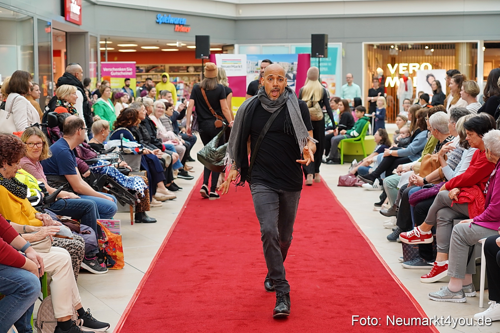 Herbstmodenschau NeuerMarkt 2024 0101