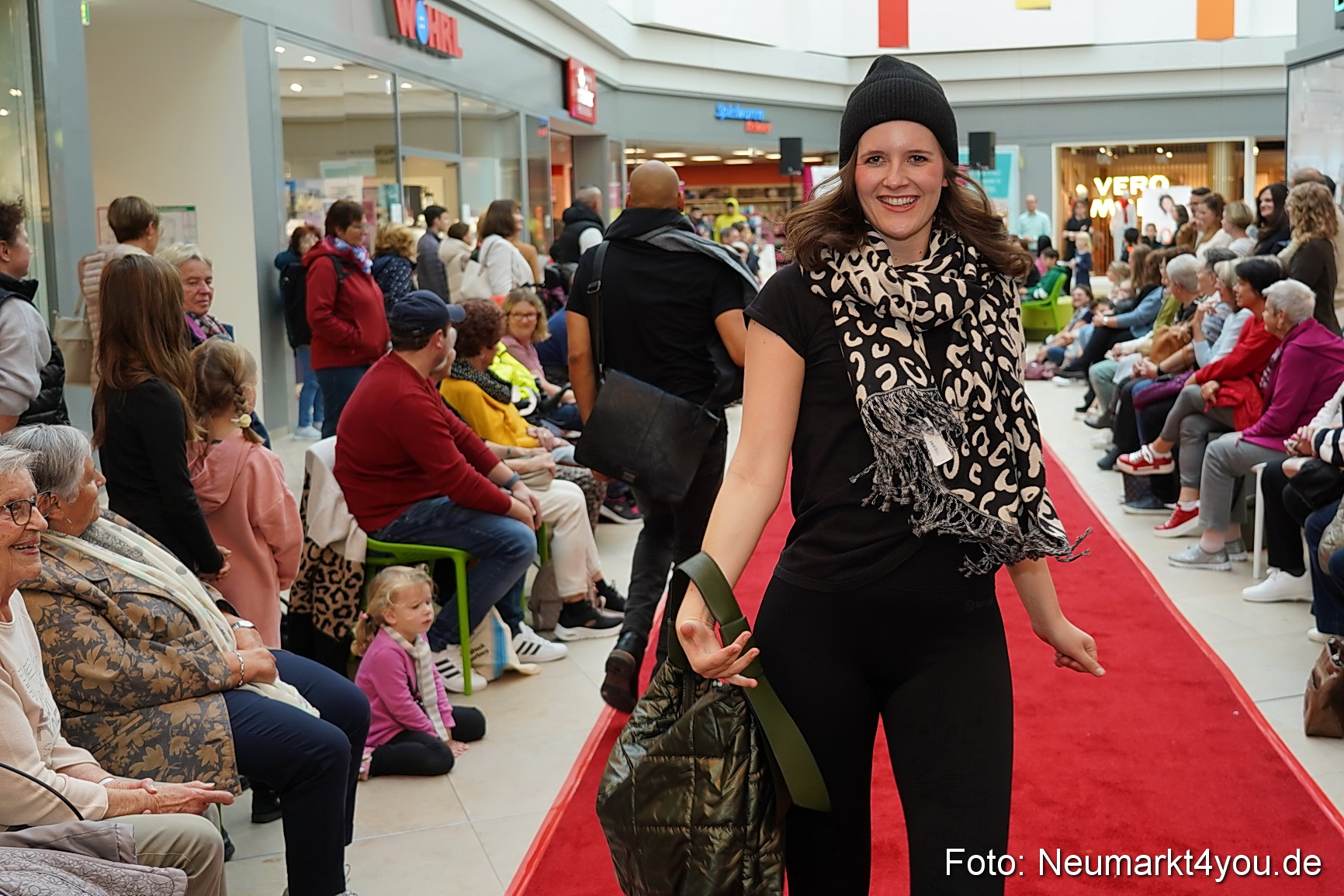 Herbstmodenschau NeuerMarkt 2024 0102