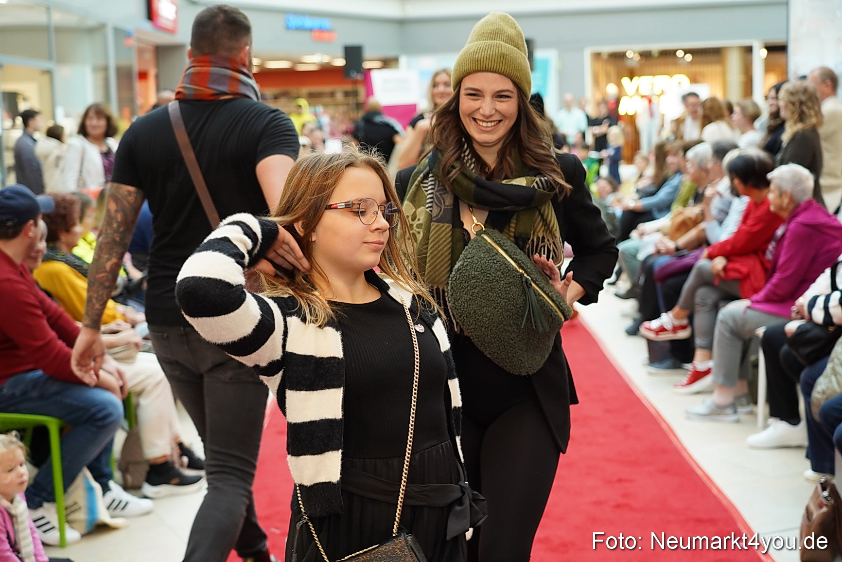 Herbstmodenschau NeuerMarkt 2024 0104