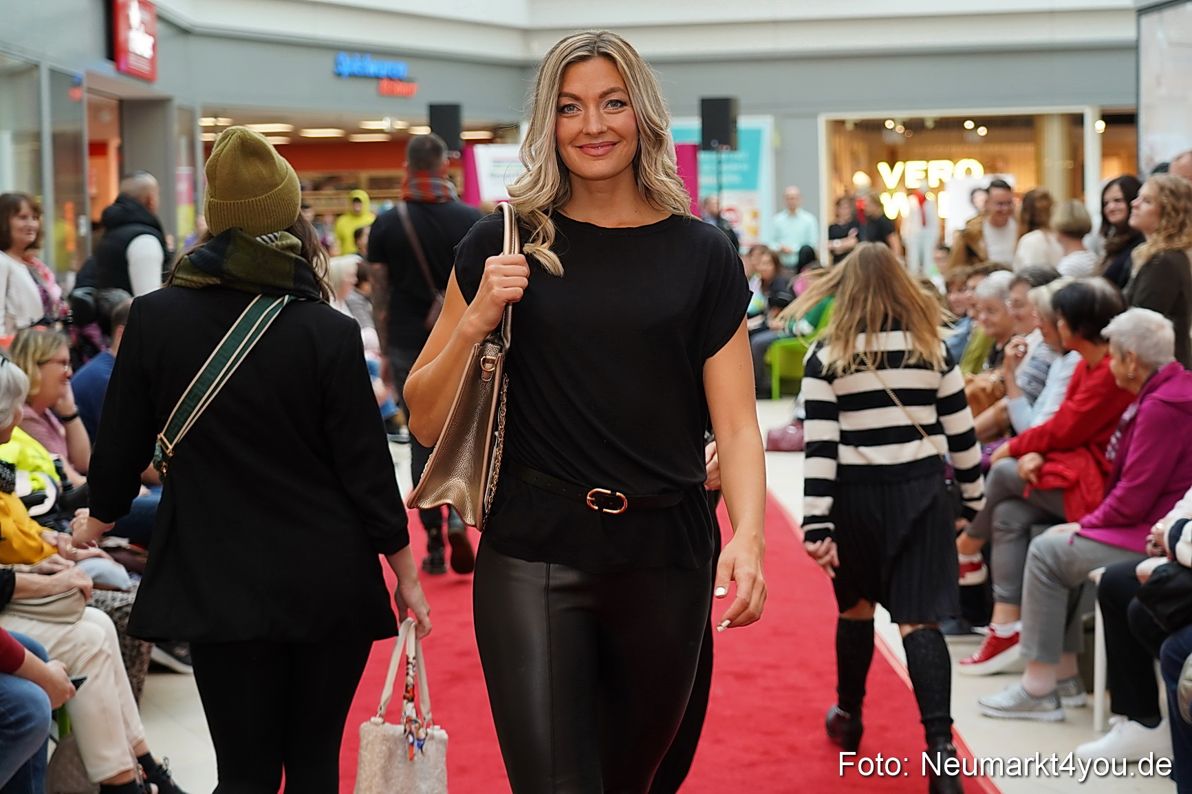 Herbstmodenschau NeuerMarkt 2024 0105