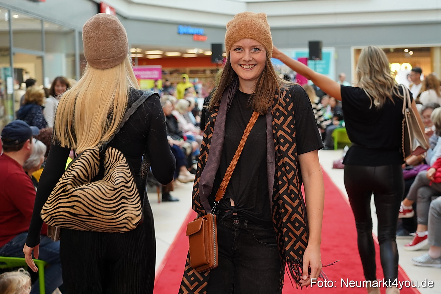 Herbstmodenschau NeuerMarkt 2024 0106