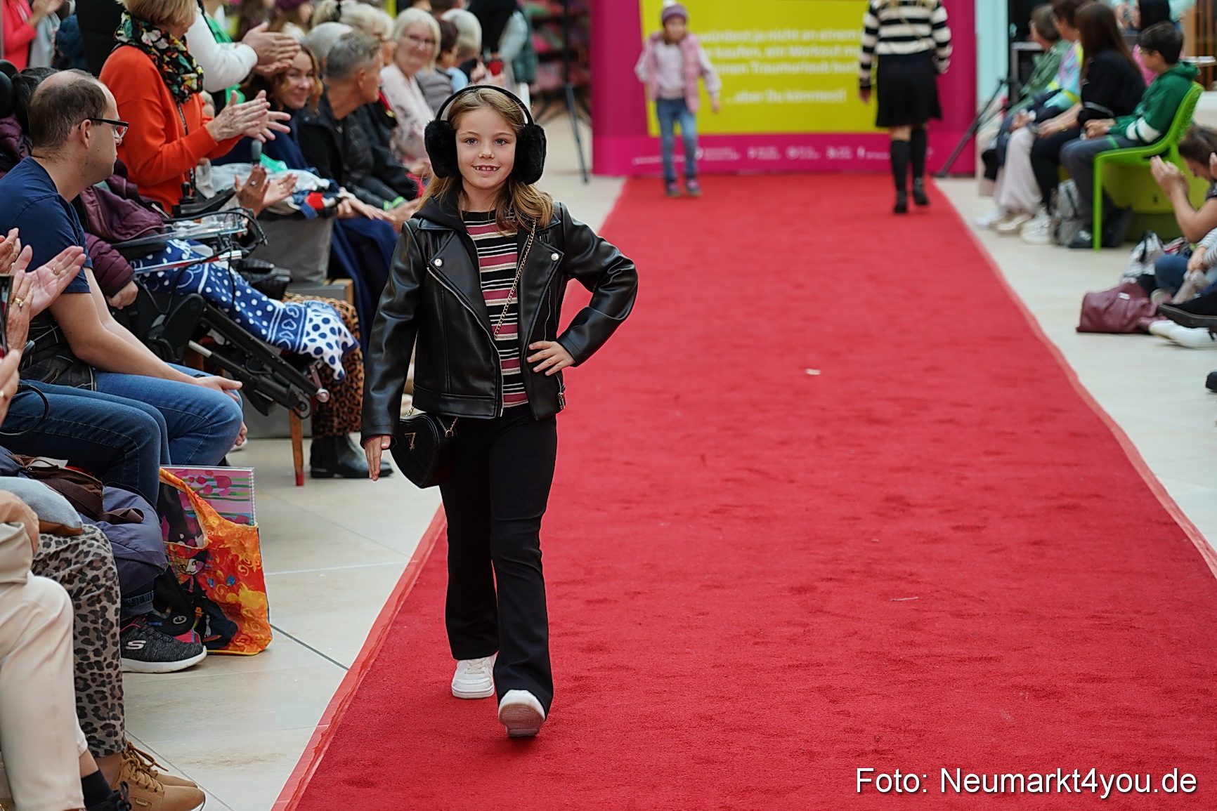 Herbstmodenschau NeuerMarkt 2024 0107