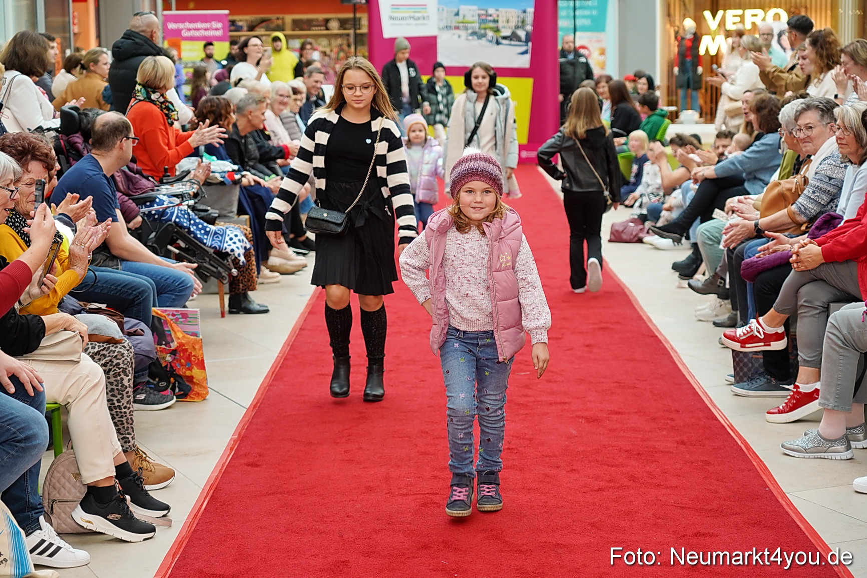 Herbstmodenschau NeuerMarkt 2024 0108