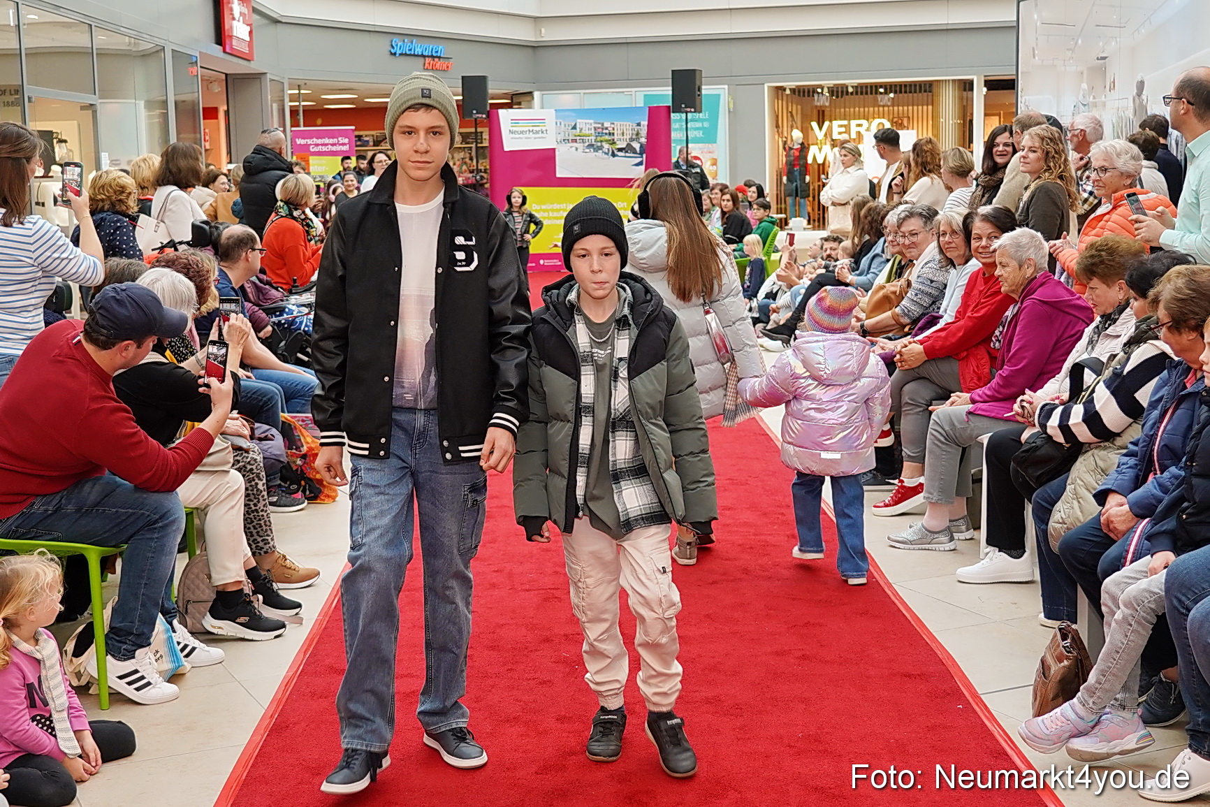 Herbstmodenschau NeuerMarkt 2024 0110