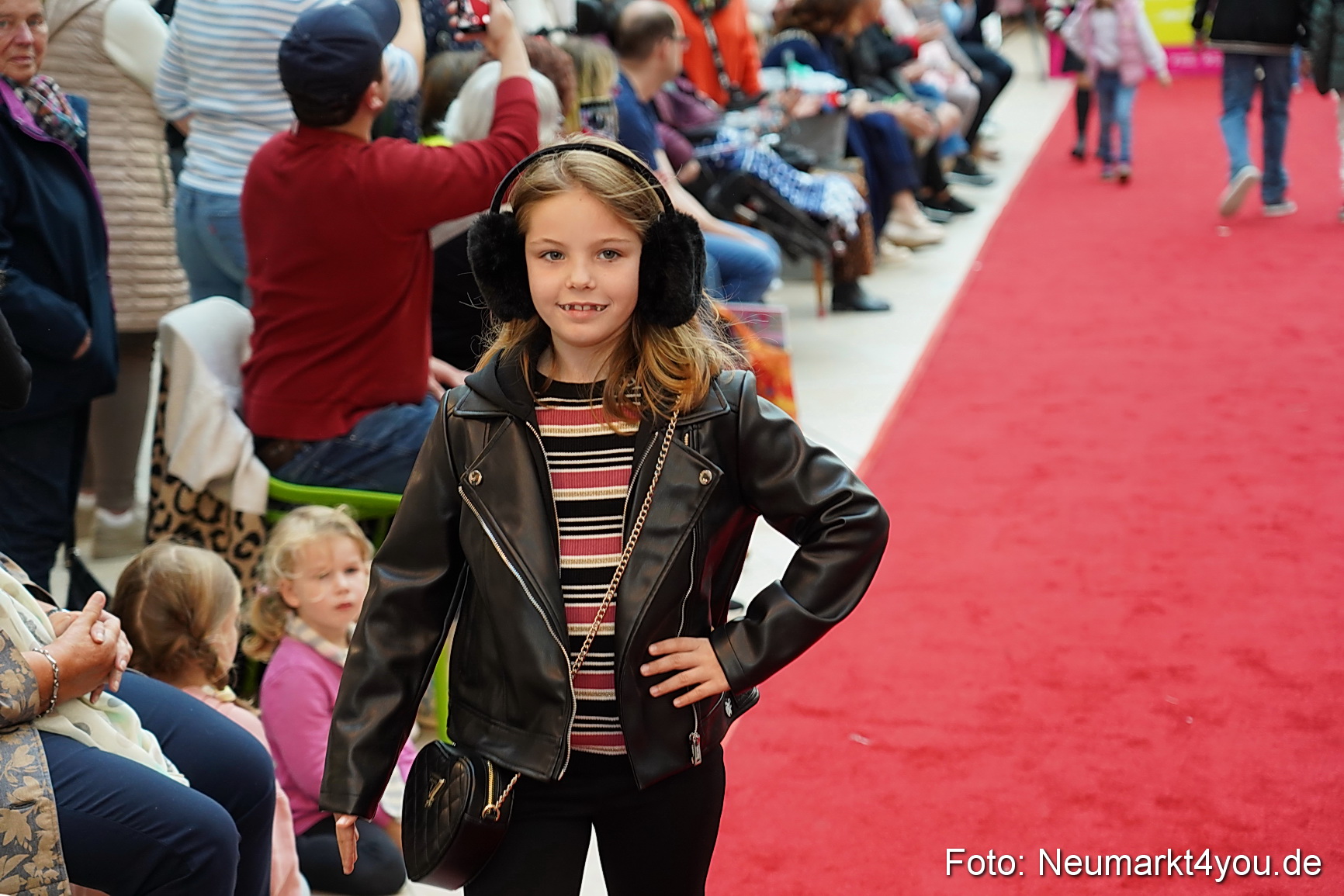 Herbstmodenschau NeuerMarkt 2024 0111