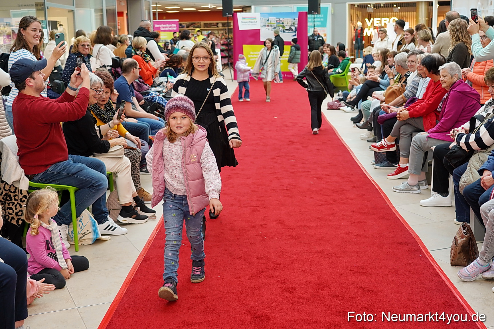 Herbstmodenschau NeuerMarkt 2024 0112