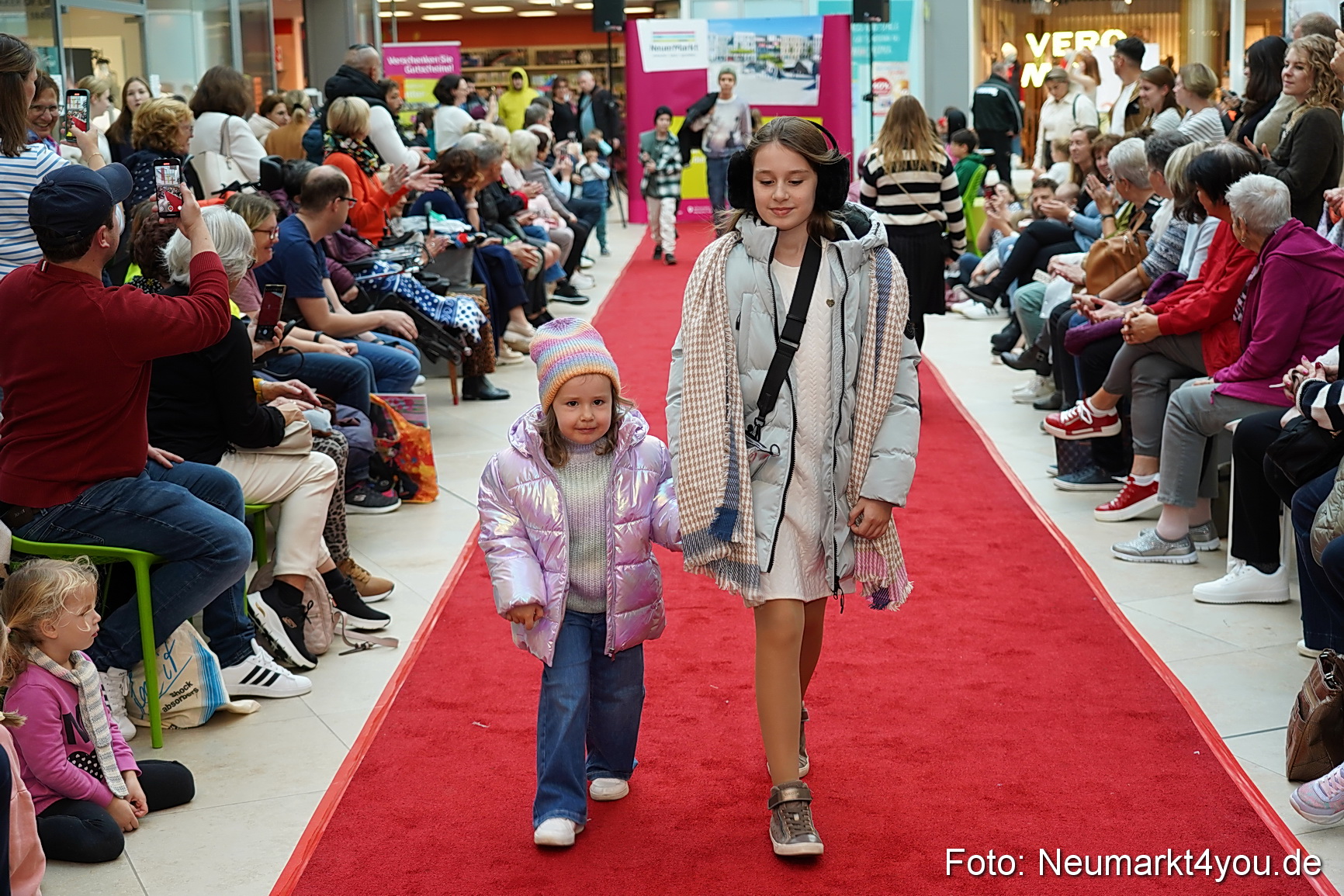 Herbstmodenschau NeuerMarkt 2024 0113