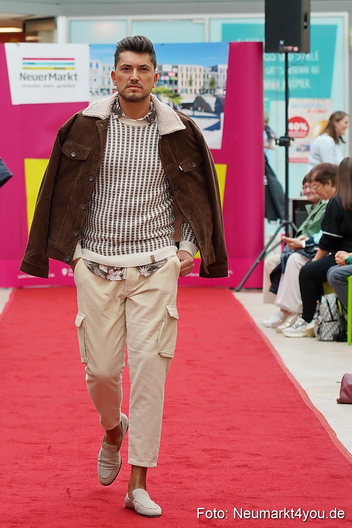 Herbstmodenschau NeuerMarkt 2024 0114