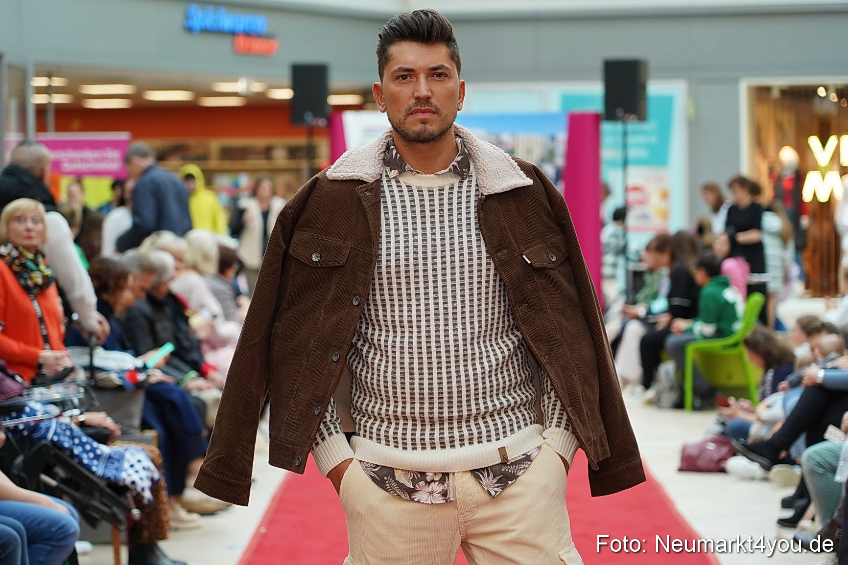 Herbstmodenschau NeuerMarkt 2024 0115
