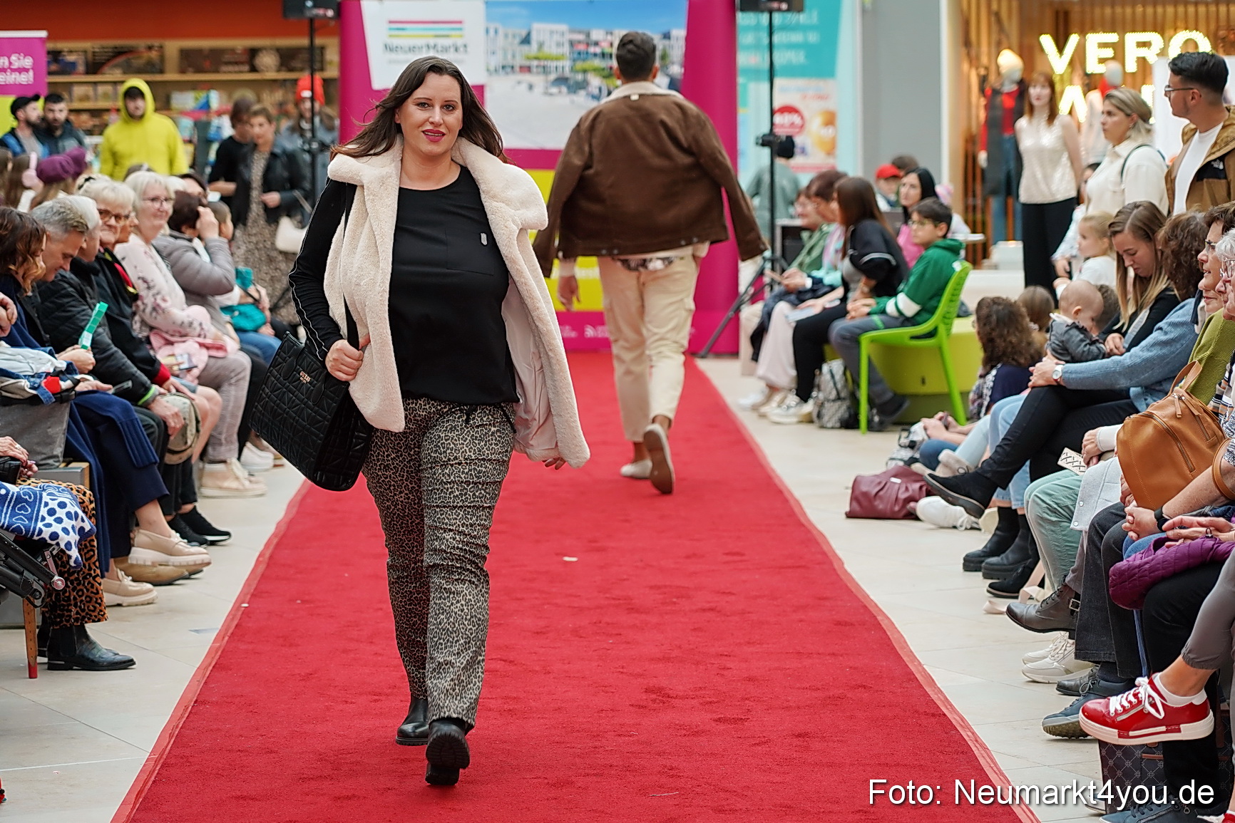 Herbstmodenschau NeuerMarkt 2024 0116