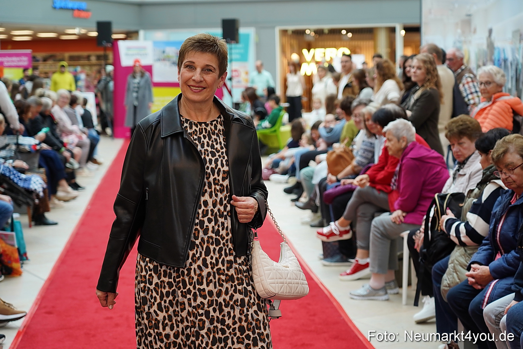 Herbstmodenschau NeuerMarkt 2024 0118