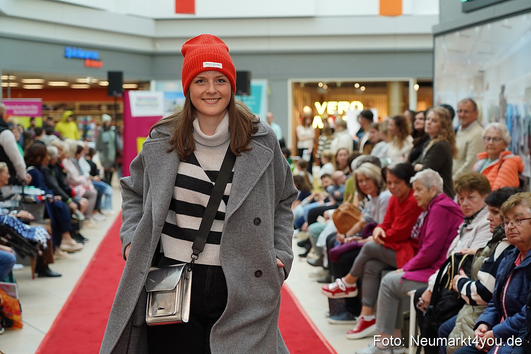 Herbstmodenschau NeuerMarkt 2024 0119