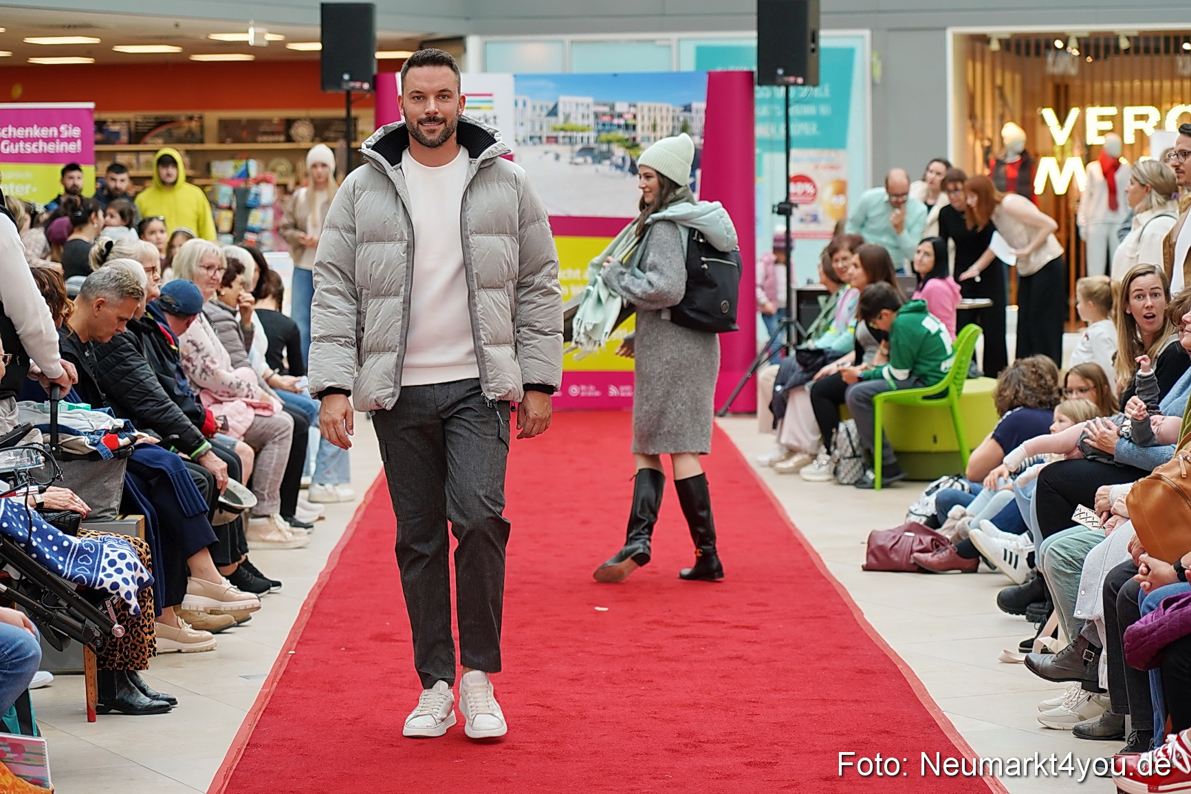 Herbstmodenschau NeuerMarkt 2024 0122