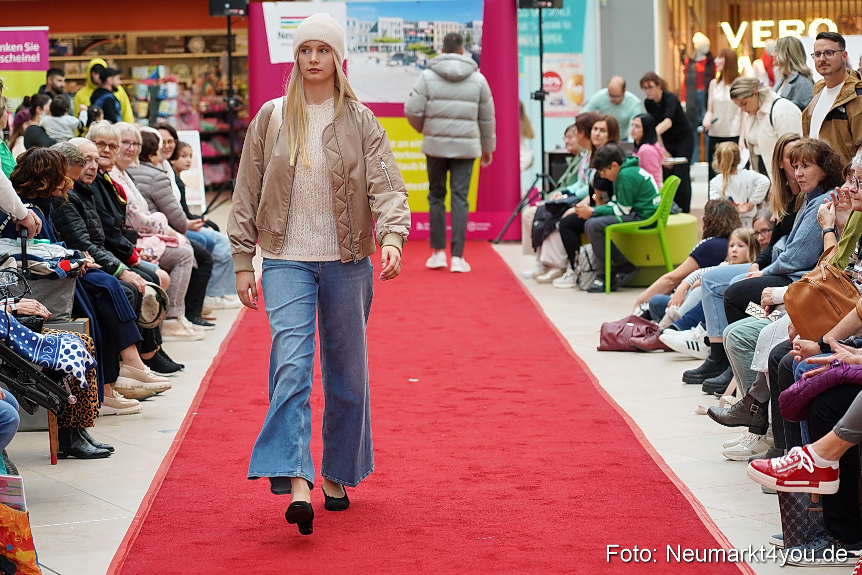 Herbstmodenschau NeuerMarkt 2024 0124