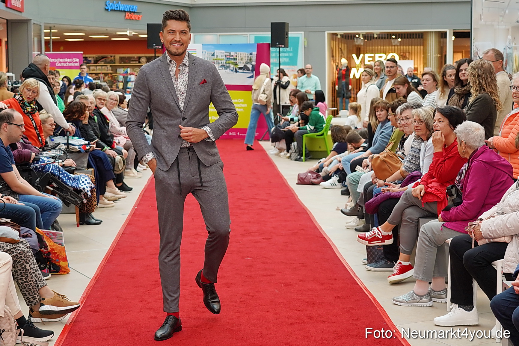 Herbstmodenschau NeuerMarkt 2024 0125